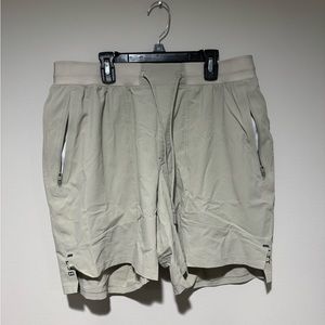 Lululemon License to Train Short Size:XL